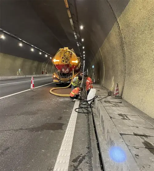 海沧隧道排水渠清淤